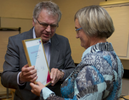 Steffen Jensen overrækker Anette Jochumsen Vejlederprisen 2011